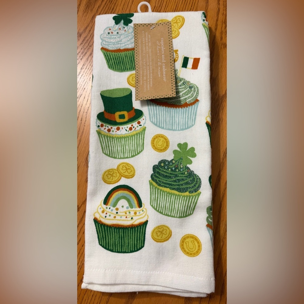 ✨NWT✨ Cupcakes & cashmere: Set of 2 Kitchen Towels